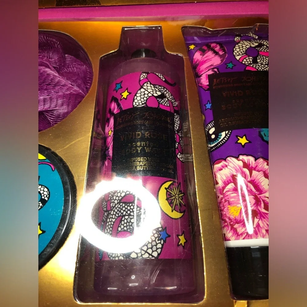 🌺🎀🍬Betsey Johnson Purple/ Magenta Body Wash Collection🎀🍬🌺